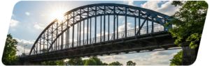 Eine Brücke aus wetterfestem Stahl